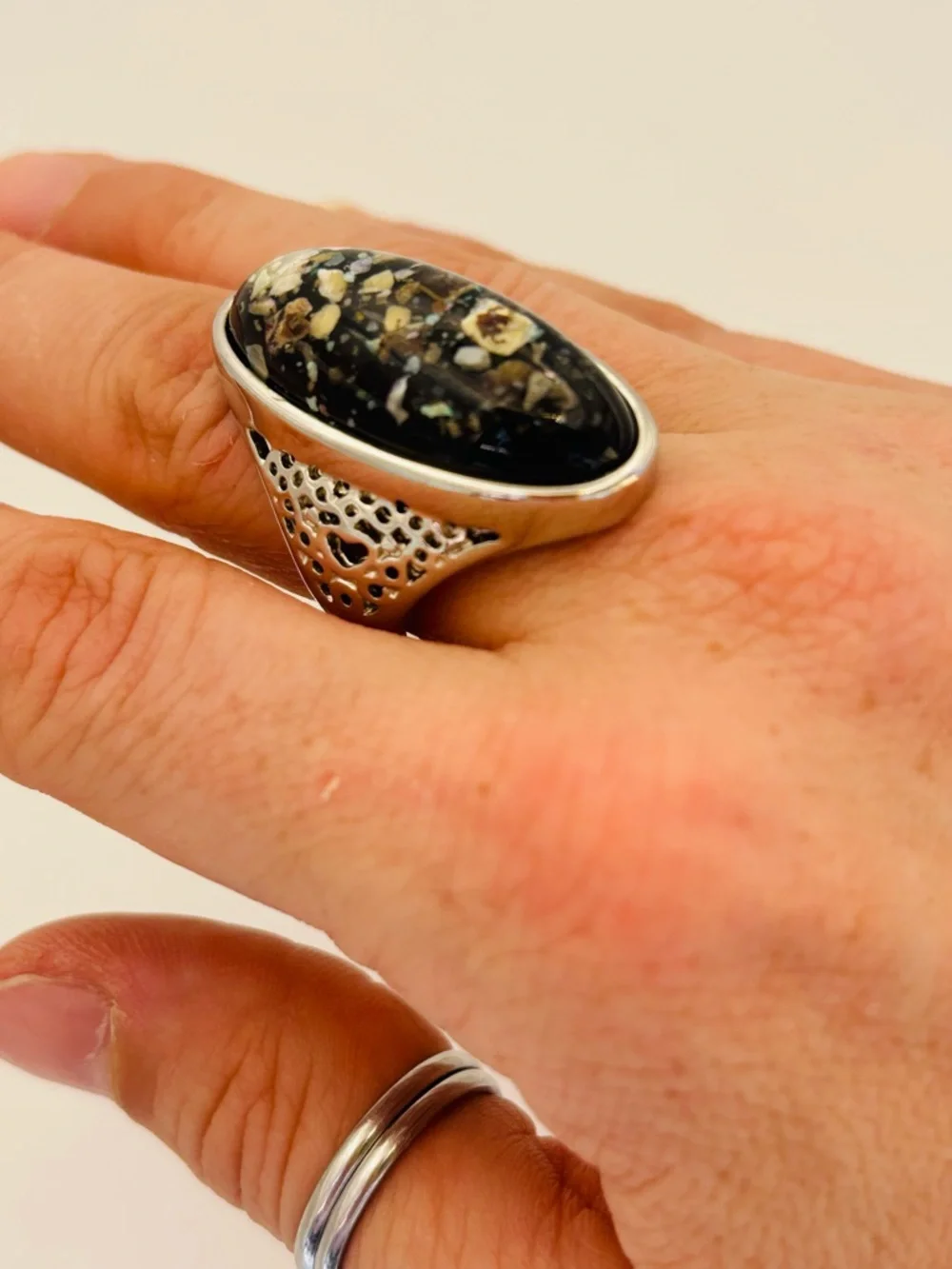 Unique Artisan Ring with Resin Floral Inclusions – Size 6.5 - Picture 7 of 10